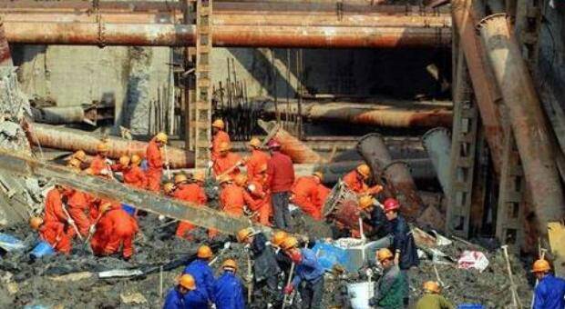 違規(guī)再起 青島地鐵施工坍塌已致3死 2人失聯(lián)！