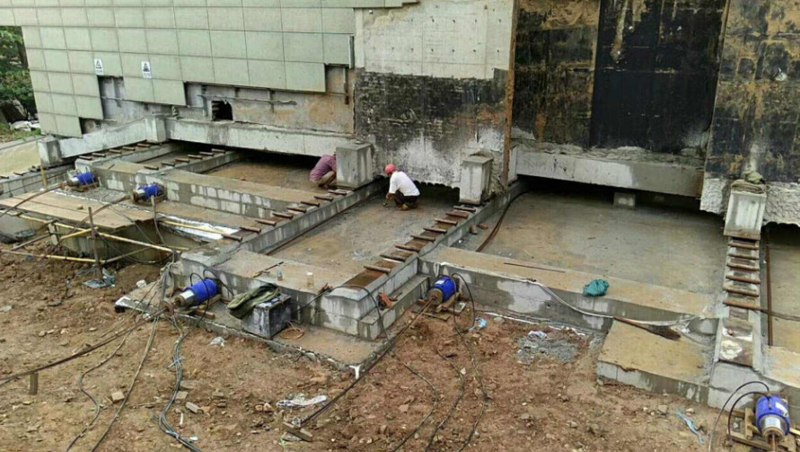 房屋糾偏施工現(xiàn)場(chǎng)