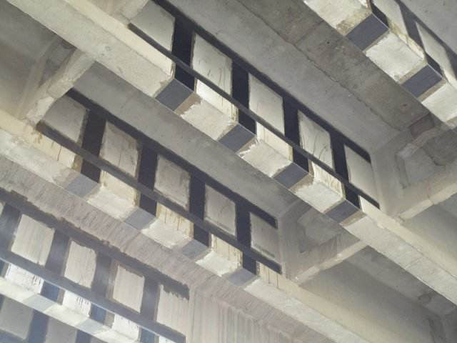 加固橋梁的“黑金”鎧甲，碳纖維布的“戰(zhàn)術(shù)”特點(diǎn)你了解嗎？